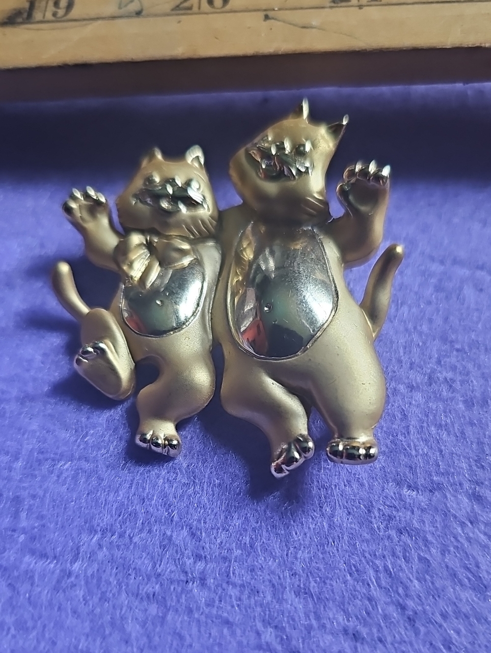 AJC Gold Cat Figurine Pair Decorative Brooch